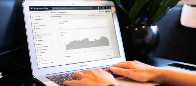 Ejecutivo experto en seo para agencia de marketing digital