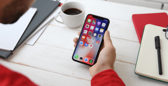 Apps para startups - equipo celebrando el lanzamiento del MVP App móvil