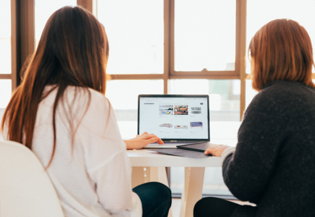 Ejecutivas trabajando en el desarrollo de sitios web para empresas